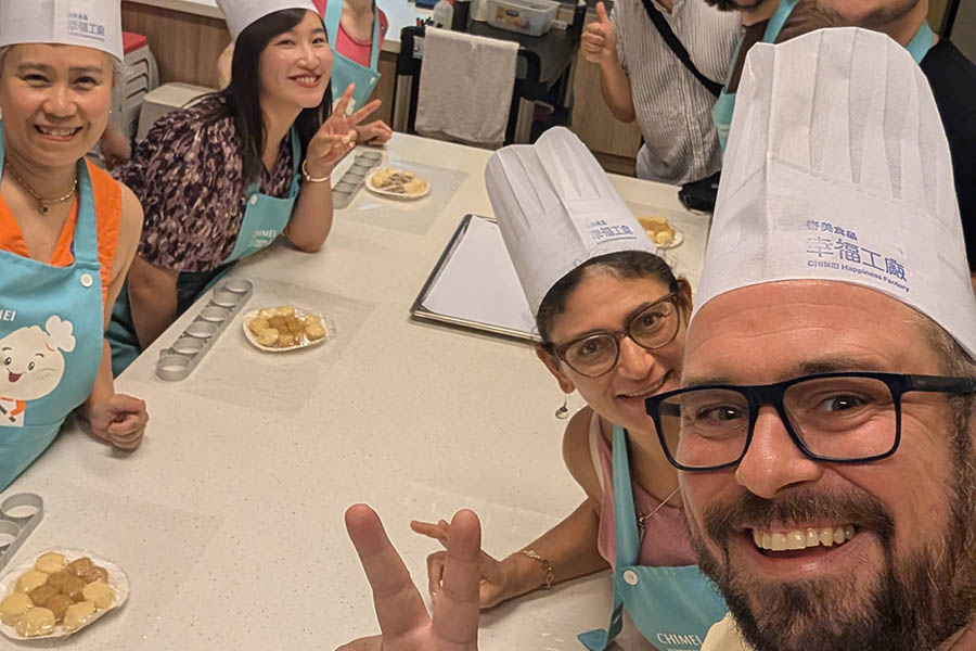 Scott at a cooking class in Taiwan | Travel Nation