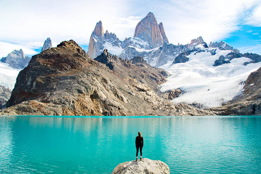 900x600-argentina-patagonia-woman-rock-lake