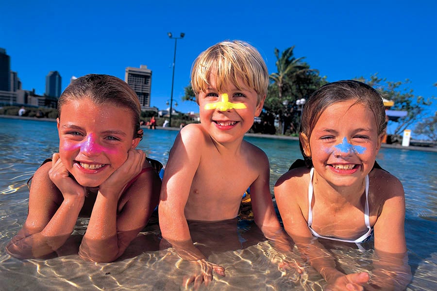 900x600-australia-queensland-brisbane-kids-at-south-bank-lagoon-credit-tourism-and-events-queensland