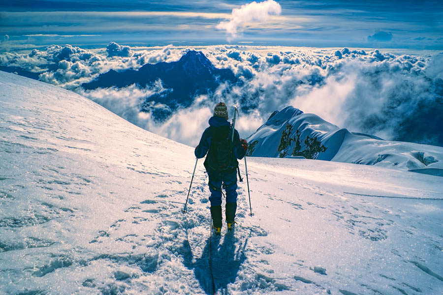 900x600-bolivia-huayna-potosi-hiker-snow