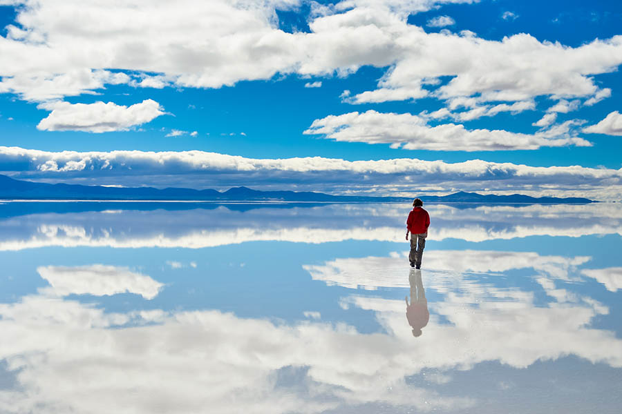 900x600-bolivia-uyuni-cloud-reflection-tourist