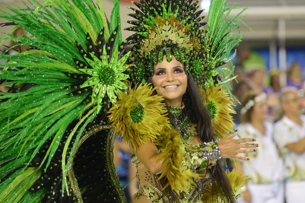900x600-brazil-rio-carnival-dancer-smile