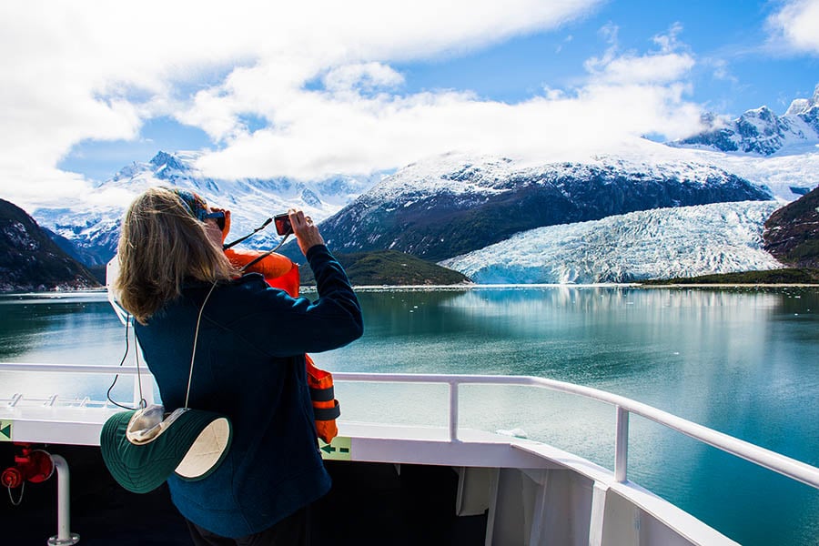 900x600-chile-australis-cruise-woman-photo-glacier