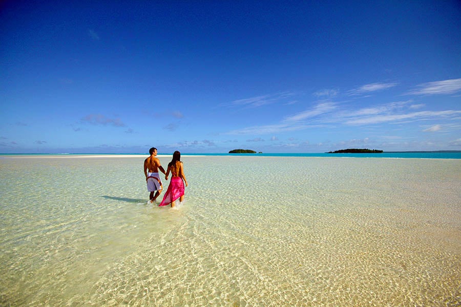 900x600-cook_islands-aitutaki-pacific-resort-one-foot-island-couple