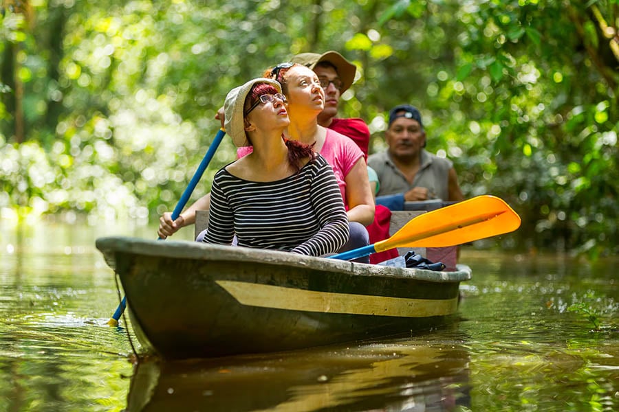 900x600-ecuador-amazon-tourists-canoe