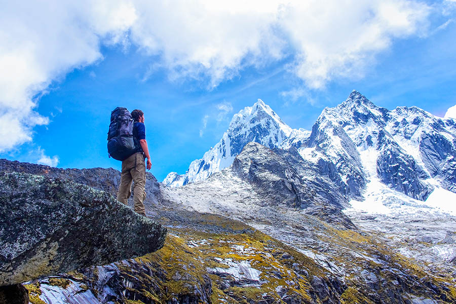 900x600-peru-santa-cruz-hiker-staring-mountains