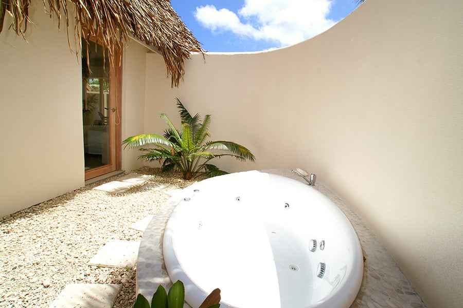 Little Polynesian - outdoor spa bath