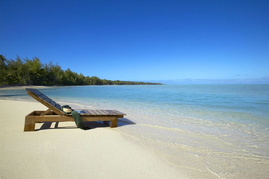 Pacific Resort Aitutaki - beach sun lounger