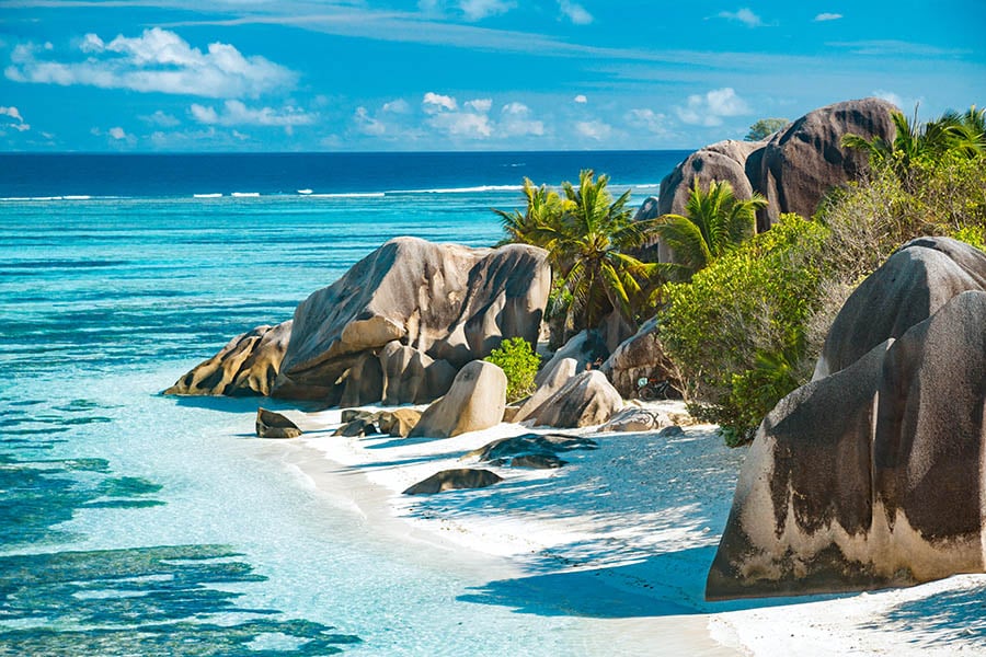 900x600_seychelles_rocky_beach_boulders_blue