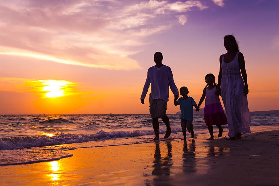 900x600_thailand_beach_family_sunset_stroll
