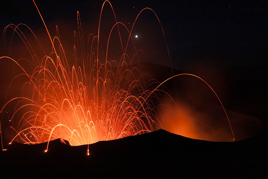 Capture the molten rock from the Yasur Volcano | Travel Nation