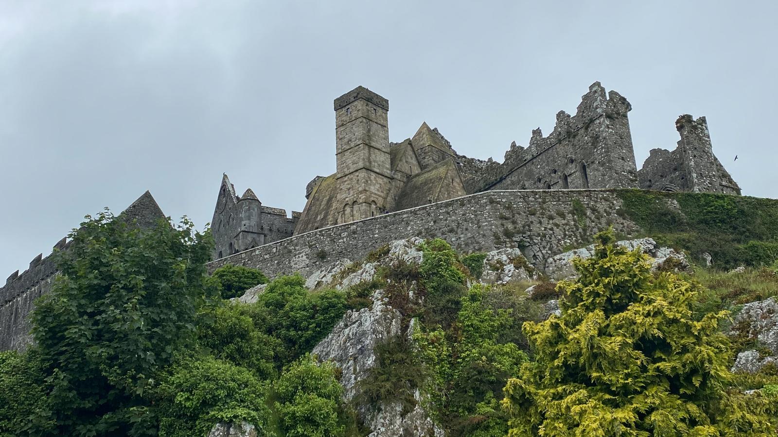 image_irelandcharmingvillagestraditionaltaleshikingthedinglepeninsula