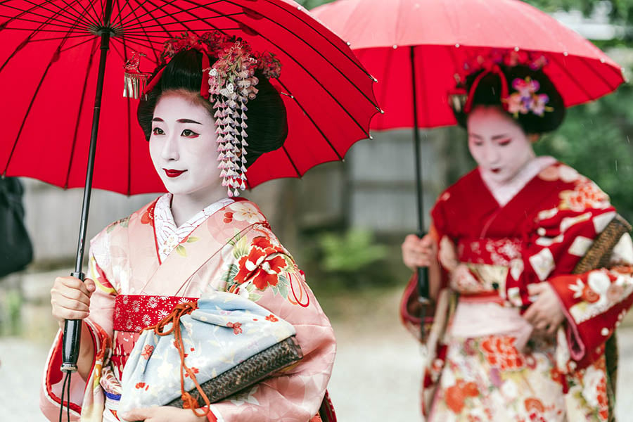 japan-kyoto-geisha-walking-streets-900x600