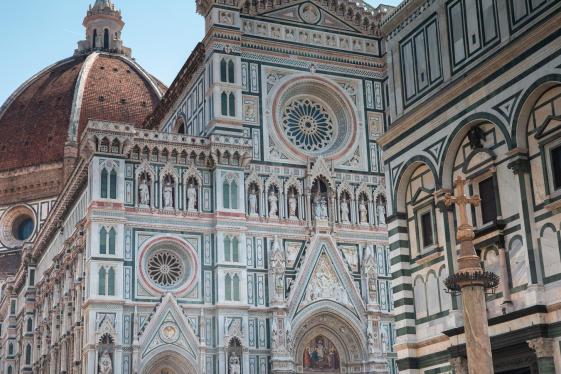 image_italyflorencetoromewalkingthevineyardsoftuscanyandumbria