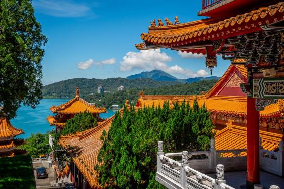 image_taiwanexplorerlanternslakesskylineviews