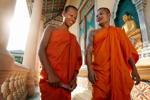 900x600-cambodia-two-monks