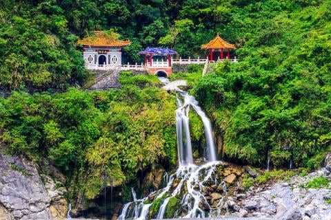 900x600-taiwan-taroko-national-park-temple-waterfall