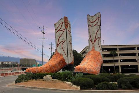 See the world's largest cowboy boots in Austin, Texas | Travel Nation