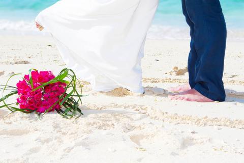 Plan a beautiful barefoot wedding on Bora Bora | Travel Nation