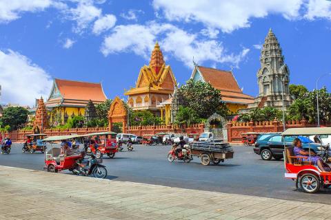 See the sights of Phnom Penh in a cyclo