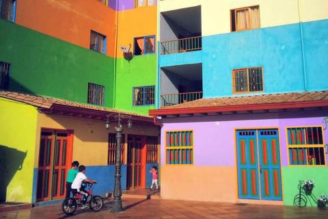 colombia-colourful-buildings-900x600