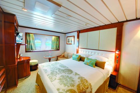 Sleep in comfort - your Porthole Stateroom cabin