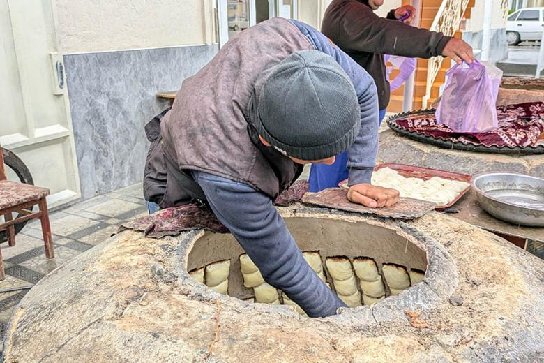 Local baker making Uzbek samsa pastries | Travel Nation 