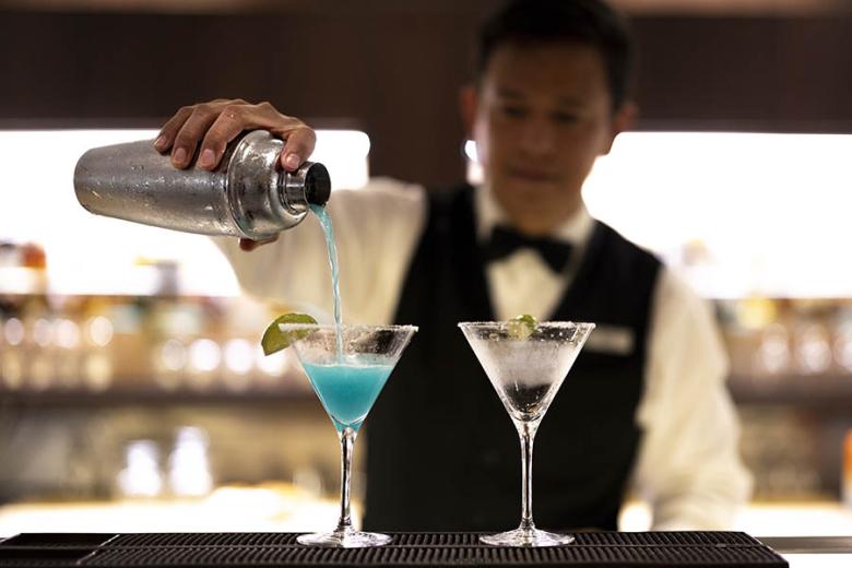 Enjoy a cocktail aboard the Paul Gauguin | Credit: Ponant and Julien Fabro