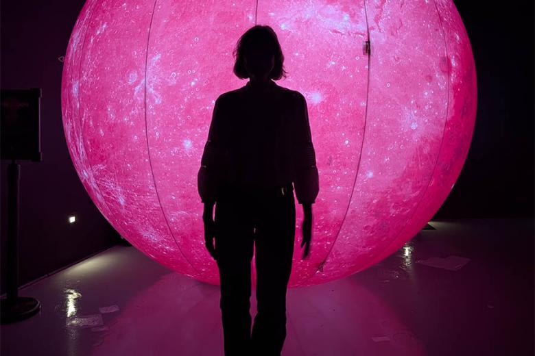Liz exploring the art galleries of South Korea | Travel Nation