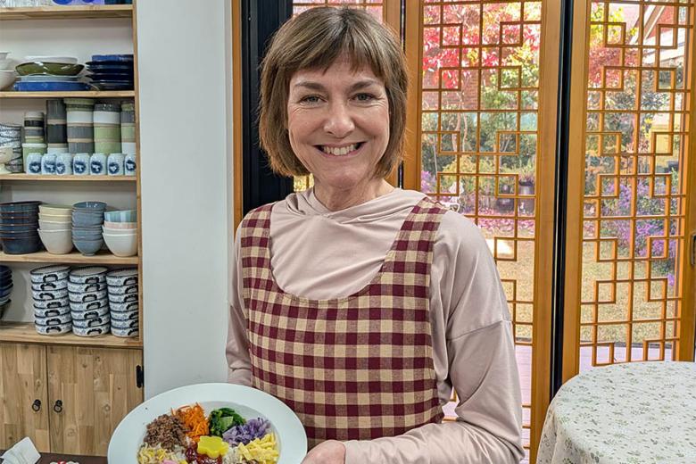 Liz cooking in South Korea | Travel Nation