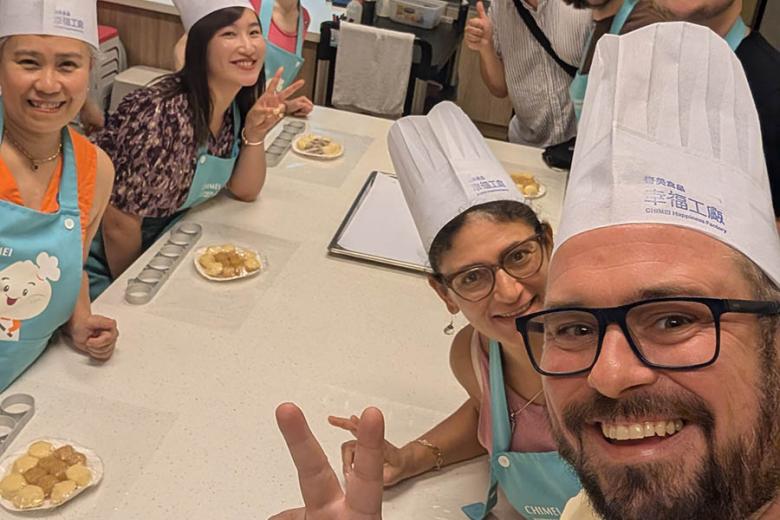 Scott at a cooking class in Taiwan | Travel Nation