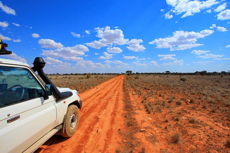 900x600-australia-south-australia-nullarbor-car-road