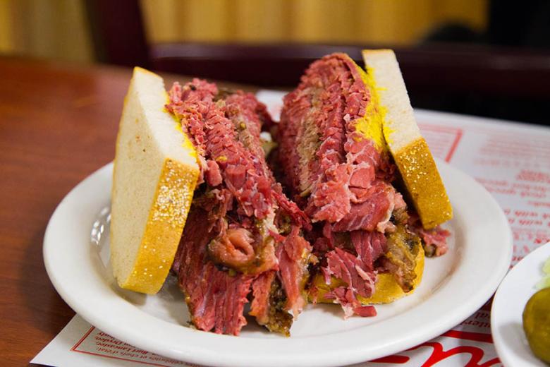 900x600-canada-montreal-traditional-smoked-meat-sandwich