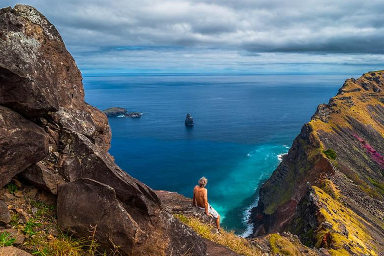 900x600-chile-easter-island-man-cliff