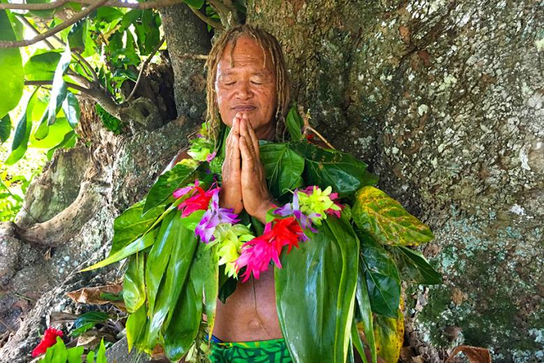 900x600-cook-islands-pa-worshipping-tree