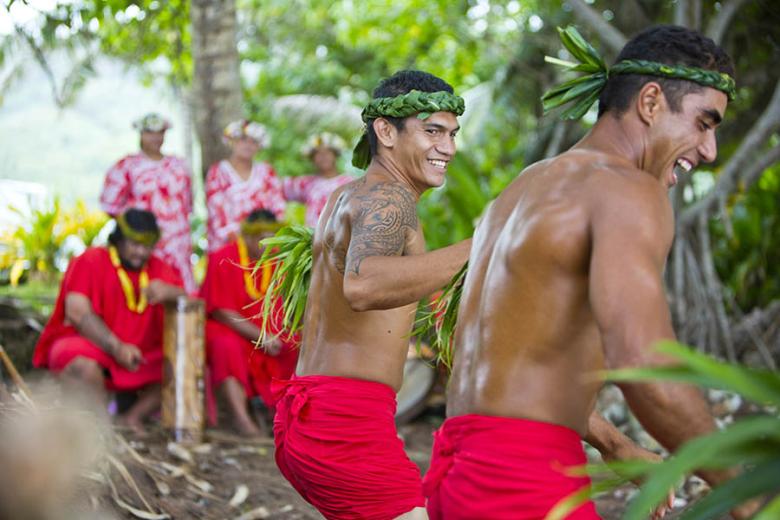 900x600-french-polynesia-rurutu-male-dancers-smiling-sea-credit-tahiti-tourisme