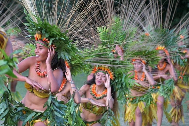 900x600-french-polynesia-tahiti-traditional-dancers-line-credit-tahiti-tourisme-vincent-wargnier