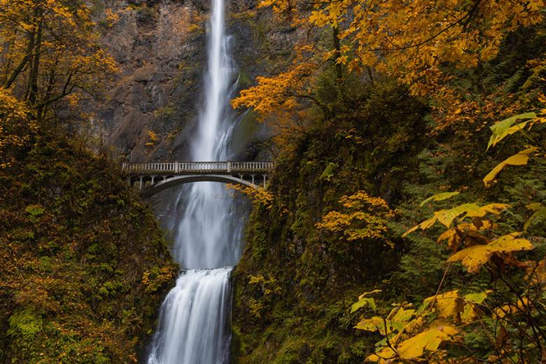 Multnomah Falls in Oregon in autumn | Travel Nation