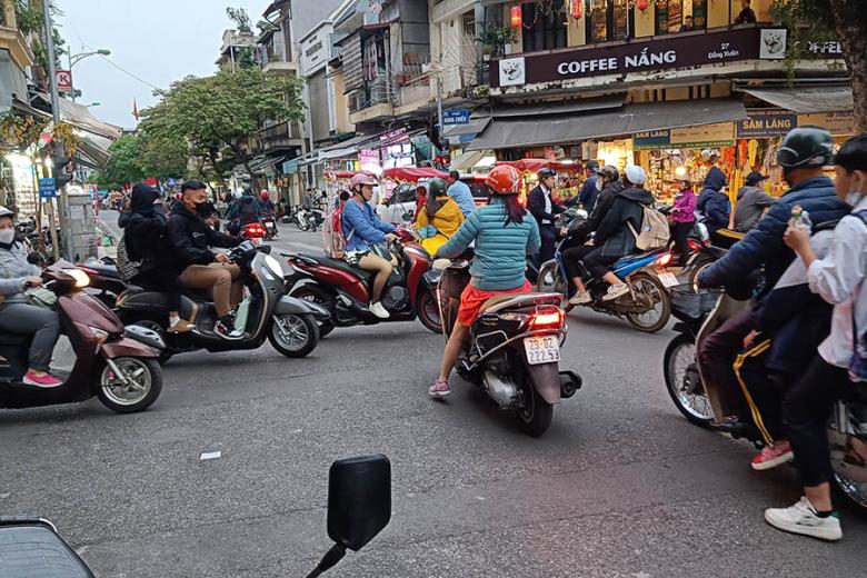 Take on the traffic in Vietnam | Travel Nation