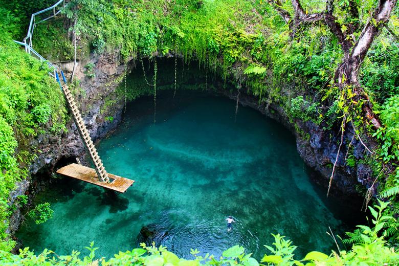 Dive into To Sua ocean trench - a 30 metre deep pool in a lava field 