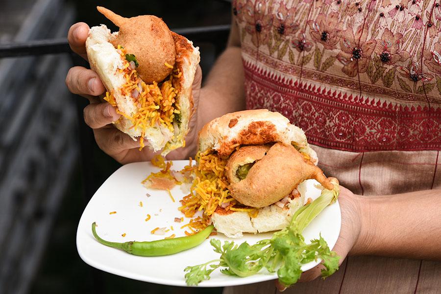 Tuck into delicious vada pav in India | Travel Nation