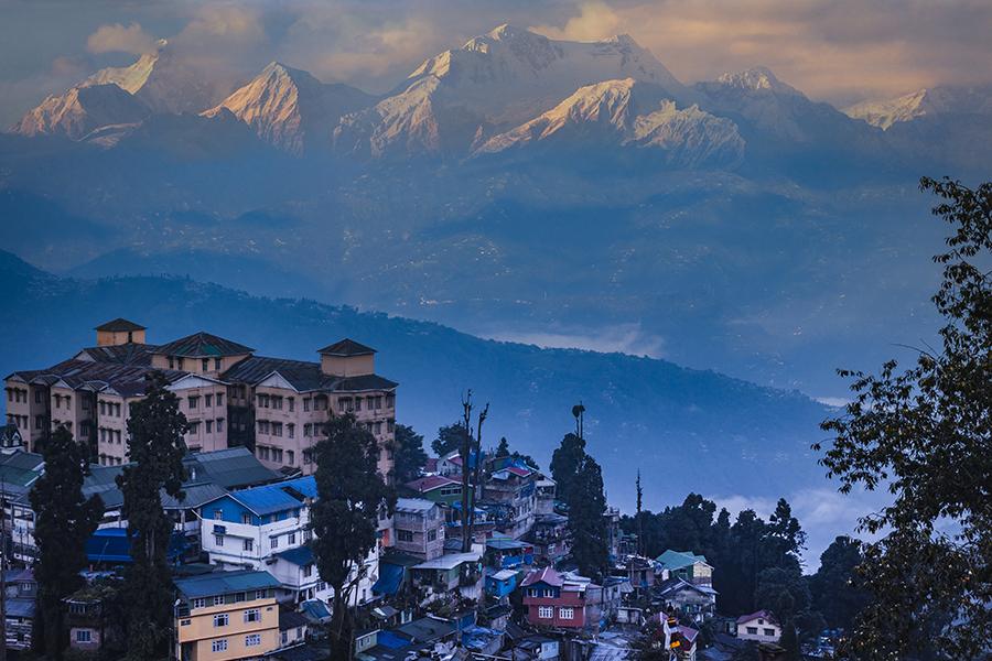 Admire views of the Himalayas from Darjeeling town | Travel Nation