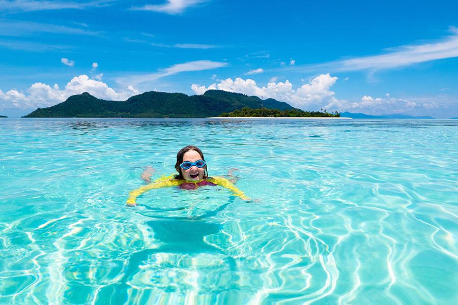 Swim with your children in the turquoise waters of French Polynesia | Travel Nation