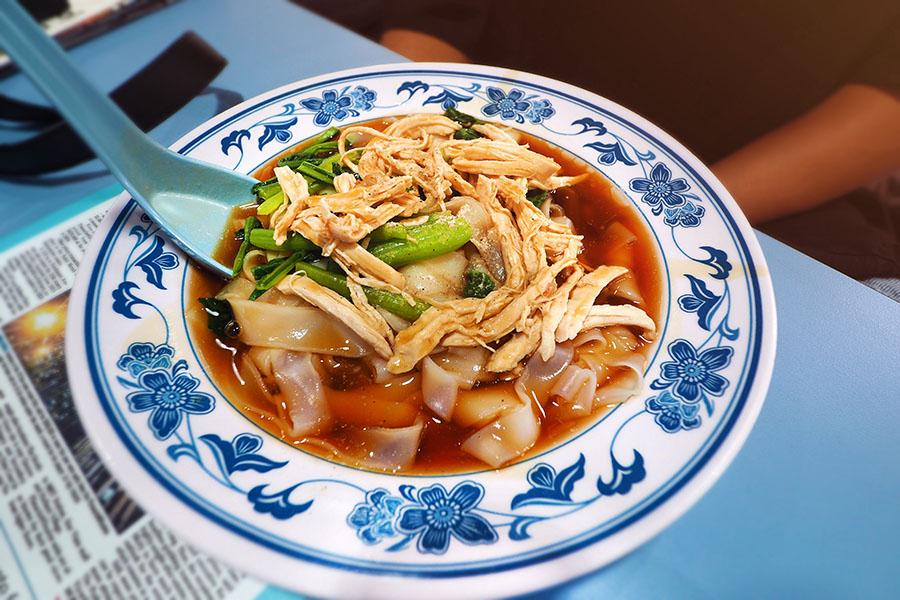 Enjoy a delicious bowl of noodles in Singapore | Travel Nation