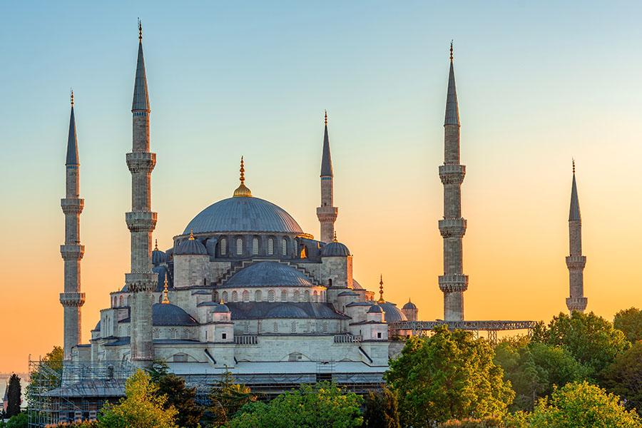 Admire the spectacular Blue Mosque at sunset in Istanbul | Travel Nation