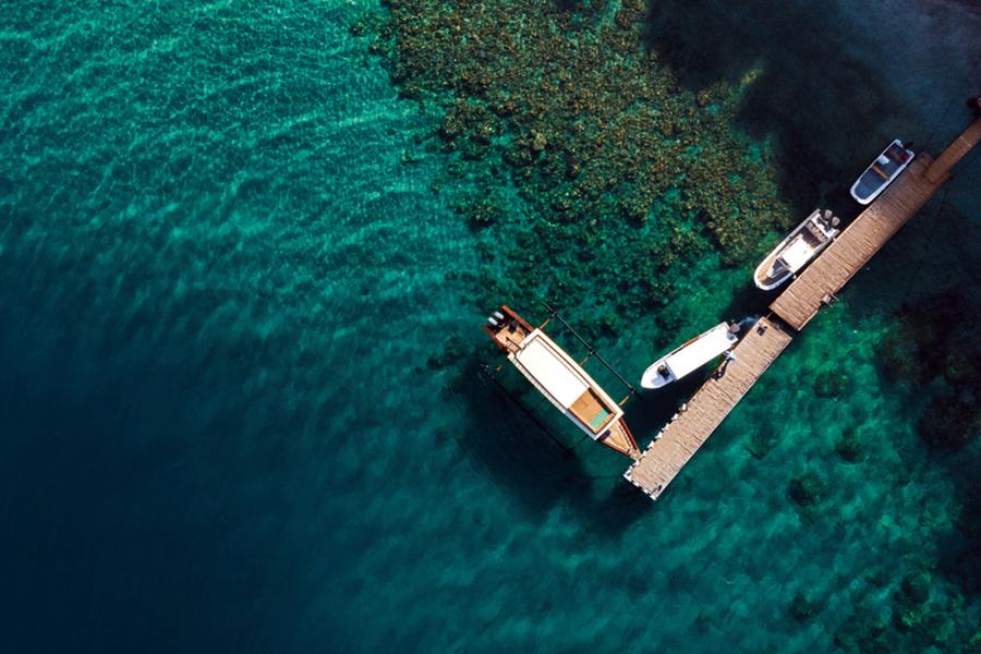Enjoy the scenic boat ride to Amanwana | Photo credit: Amanwana