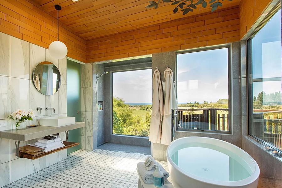 Indulge in a spa-like escape with a deep soaking tub and sweeping mountain views at Hapuku Lodge | Photo credit: Hapuku Lodge