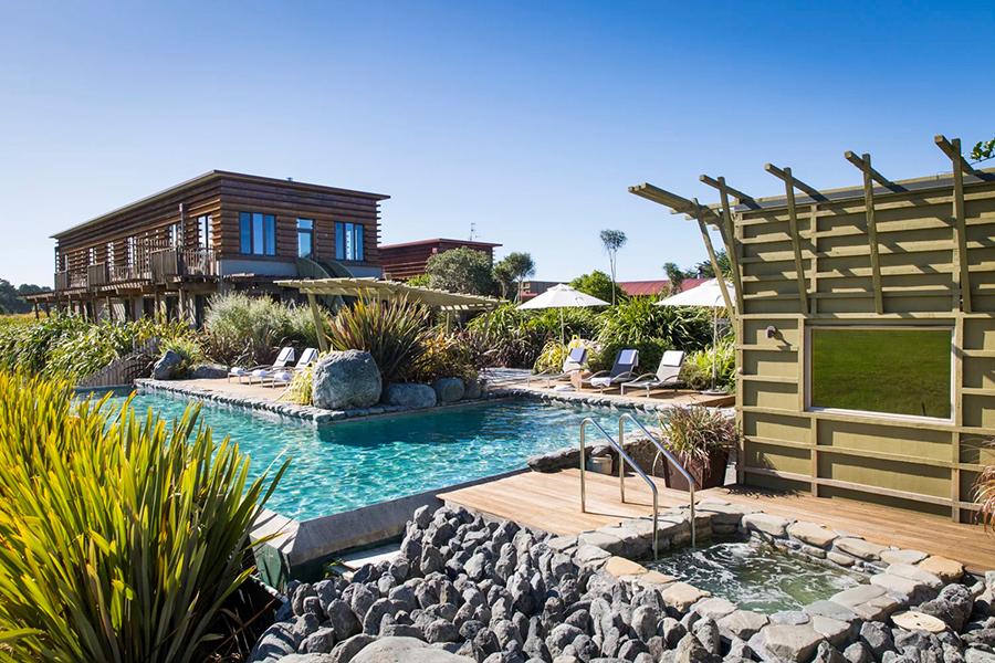 Relax in the warm jacuzzi on a frosty morning, with the mountains as your backdrop at Hapuku Lodge | Photo credit: Hapuku Lodge