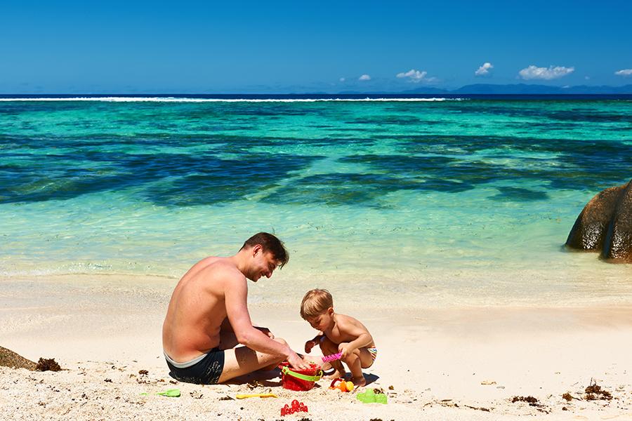 Play on the beach with your children in the Seychelles | Travel Nation