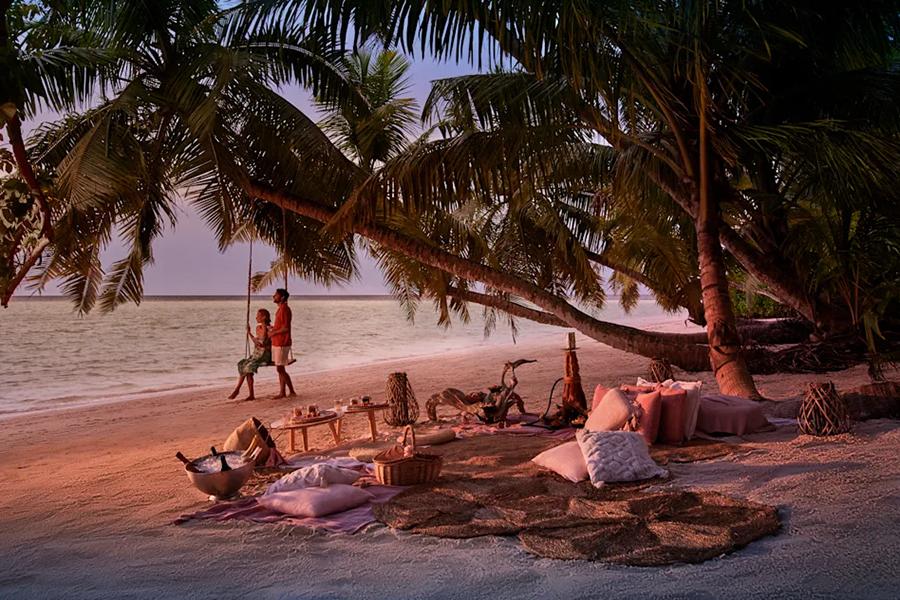 Tuck into a beach picnic on Platte Island | Photo credit: Waldorf Astoria Platte Island